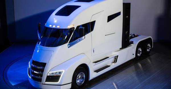Майбутнє вантажоперевезень: Калифорнія просуває електричні вантажівки