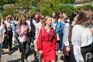 День вишиванки у Луцьку: вишиті сорочки та сукні, флешмоб біля замку