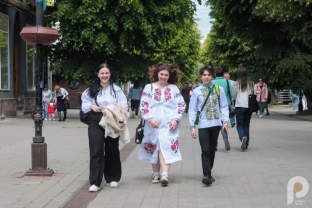 День вишиванки у Луцьку: вишиті сорочки та сукні, флешмоб біля замку