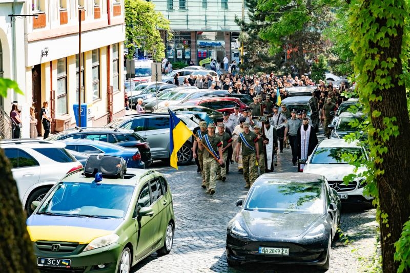 В Ужгороді сьогодні попрощалися із 21-річним захисником України – старшим солдатом Тарасом Гаврішем