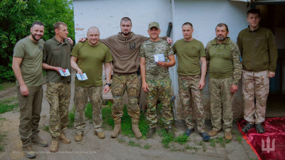 Вісьмох захисників з буковинської бригади ТрО нагородили державними відзнаками