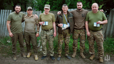 Вісьмох захисників з буковинської бригади ТрО нагородили державними відзнаками