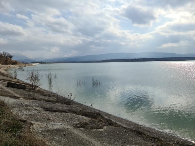 На Тайганському водосховищі через обміління з'явилися коса та острів (фото)