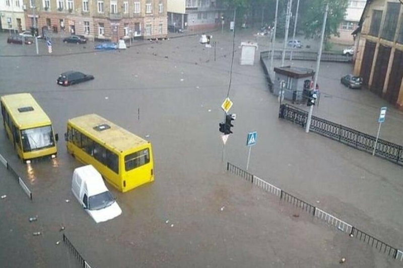 "Несамовита негода пре в кілька областей України, колосальна злива випаде на деякі міста": суне гроза, град і дощ