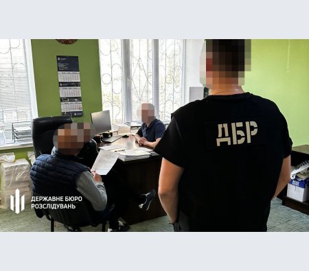 Офіцер судової охорони з Хмельниччини вимагав 20 тис. доларів хабара від поліцейського