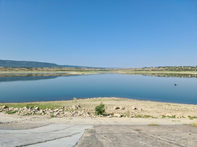 На Тайганському водосховищі через обміління з'явилися коса та острів (фото)