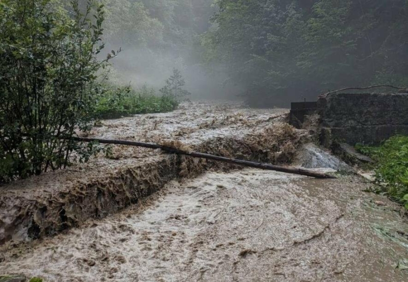 На Прикарпатті вирувала негода: гроза, град і селеві потоки (ФОТО)