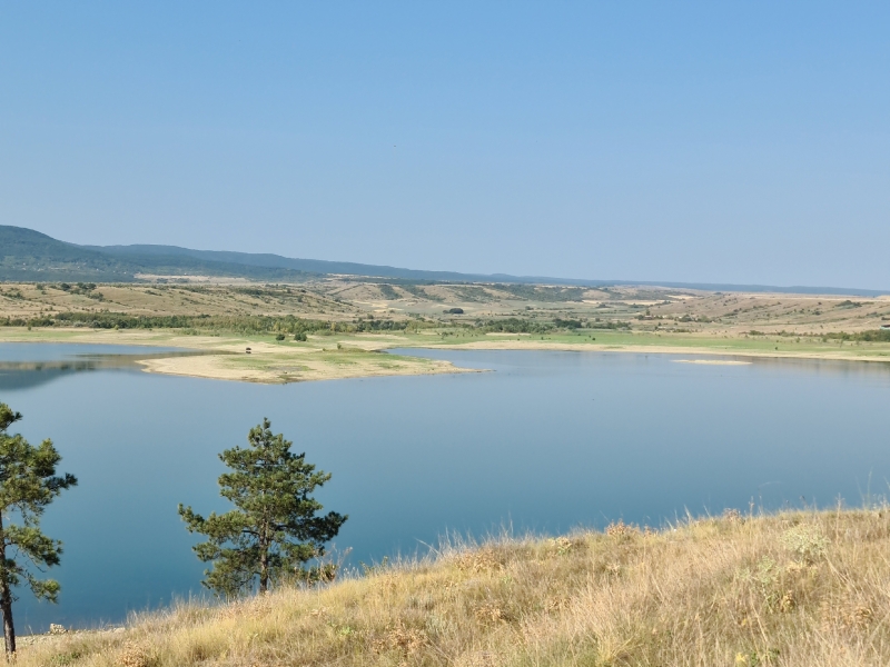 На Тайганському водосховищі через обміління з'явилися коса та острів (фото)