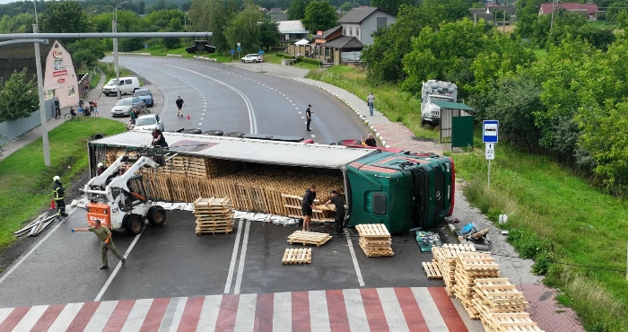 Біля Луцька перекинулася вантажівка, частково перекривши дорогу: рятувальники ліквідовують наслідки аварії