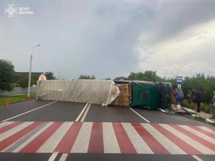 Біля Луцька перекинулася вантажівка, частково перекривши дорогу: рятувальники ліквідовують наслідки аварії