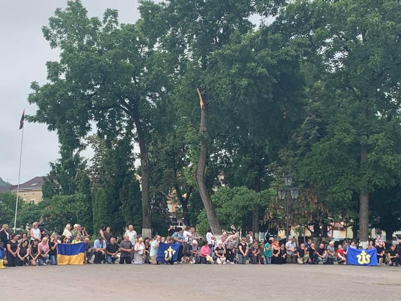 "Ворог вбив тіло, але не дух": Галицька громада на колінах зустріла свого полеглого Героя (ФОТО)