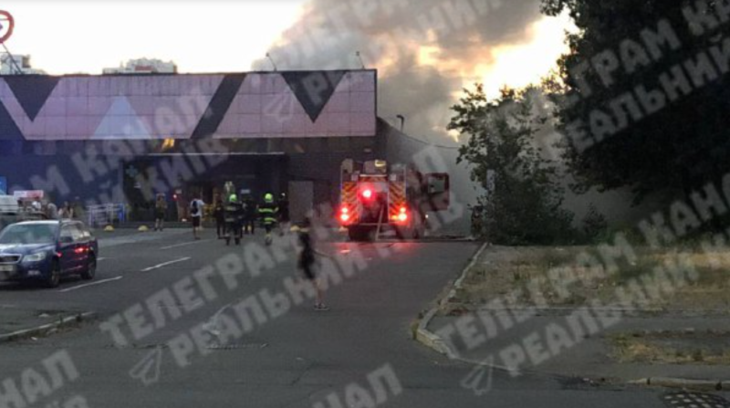 На столичних Позняках спалахнула потужна пожежа в супермаркеті (фото, відео)