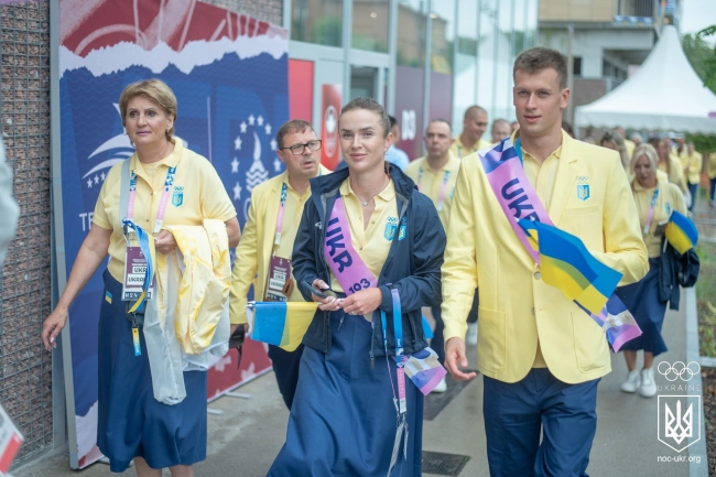 Рівнянин ніс прапор України на відкритті олімпіади у Парижі (ФОТО)