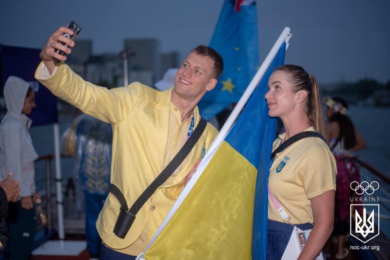 Рівнянин ніс прапор України на відкритті олімпіади у Парижі (ФОТО)