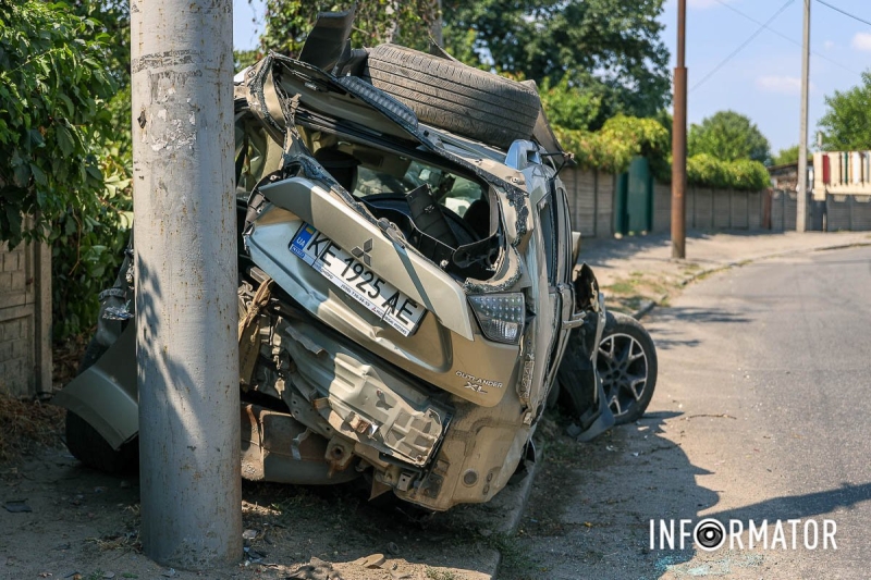 У Дніпрі на Мануйлівському проспекті Mitsubishi влетів в електроопору