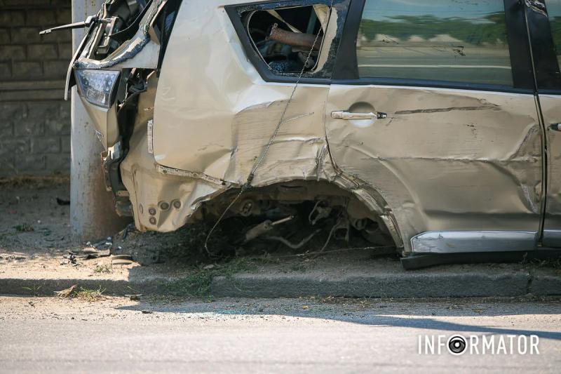 У Дніпрі на Мануйлівському проспекті Mitsubishi влетів в електроопору