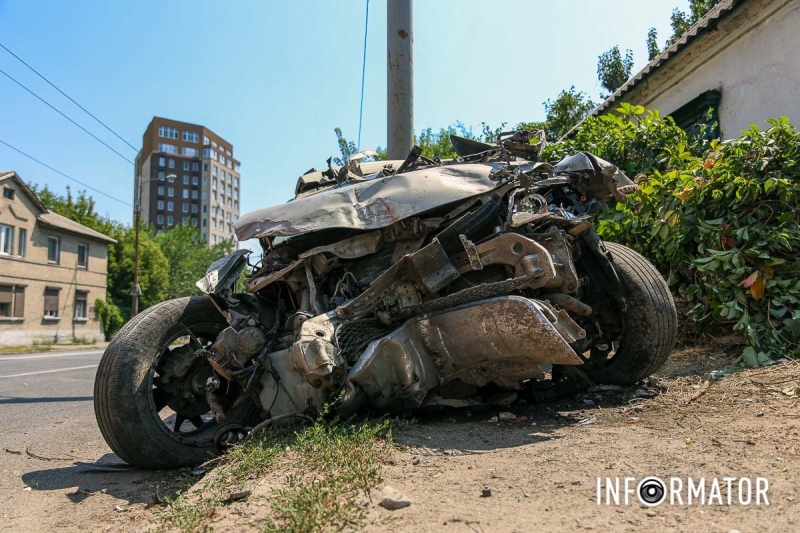 У Дніпрі на Мануйлівському проспекті Mitsubishi влетів в електроопору