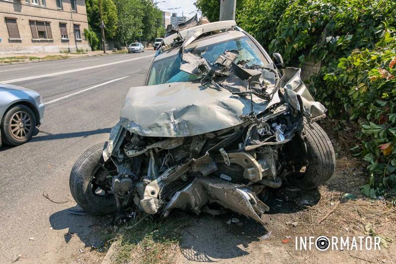 У Дніпрі на Мануйлівському проспекті Mitsubishi влетів в електроопору