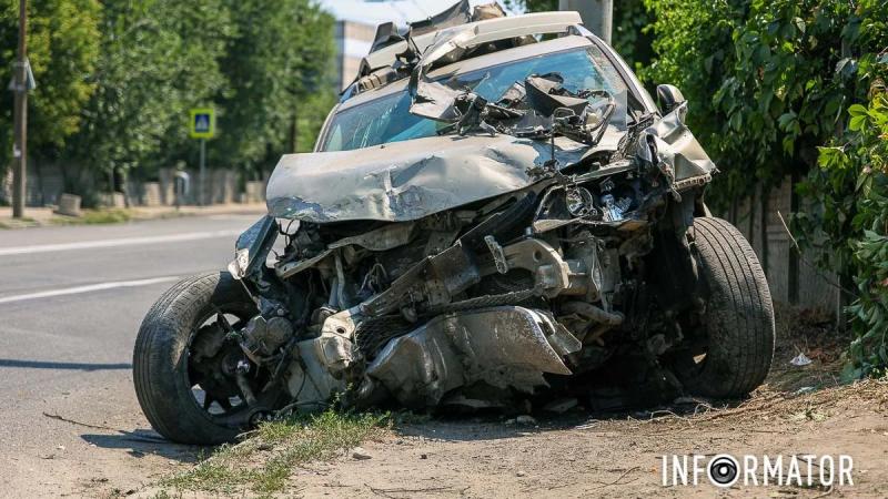 У Дніпрі на Мануйлівському проспекті Mitsubishi влетів в електроопору