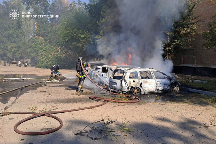 У Нікополі вогнеборці ліквідували пожежу на автостоянці, що виникла внаслідок ворожого обстрілу