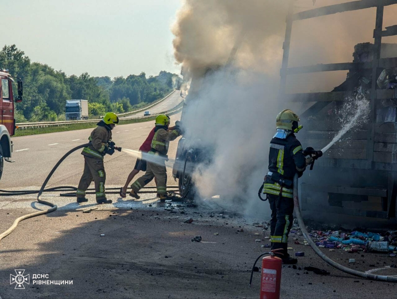 Віз побутову хімію: рятувальники розповіли про пожежу неподалік Рівного (ФОТО/ВІДЕО)