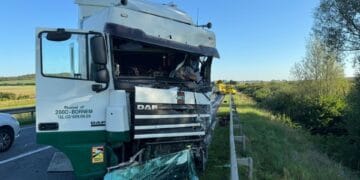 Жахлива ДТП біля Львова: водії мікроавтобуса та автопоїзда загинули на місці події (ФОТО)