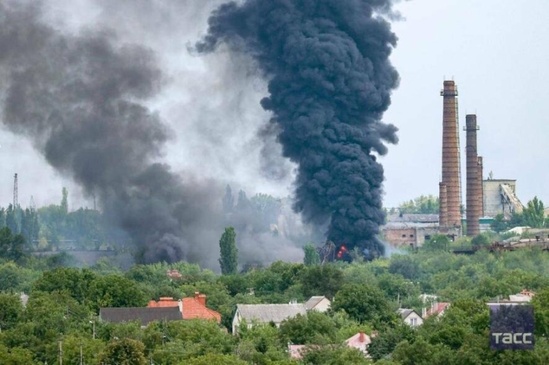 У Луганську після 12 сильних вибухів палає російська воєнна база, - ФОТО, ВІДЕО