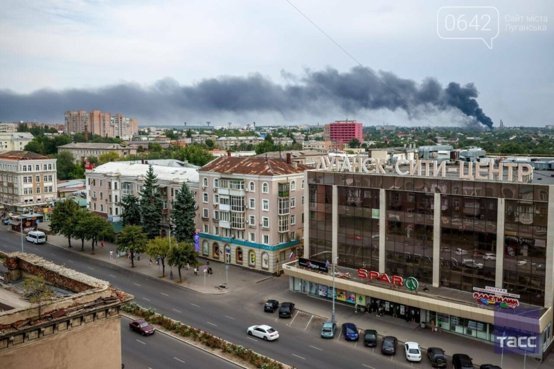 У Луганську після 12 сильних вибухів палає російська воєнна база, - ФОТО, ВІДЕО