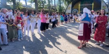 Найдовше намисто, розмальоване яворівським розписом: на Львівщині встановили рекорд України