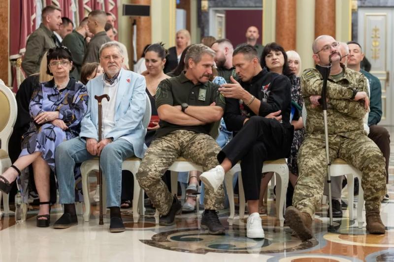 Багато українців заслуговують звання легенди, роблять неможливе й надихають – Президент вручив відзнаку «Національна легенда України»