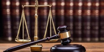 На Львівщині суд оштрафувава голову однієї з міськрад за преміювання близького родича