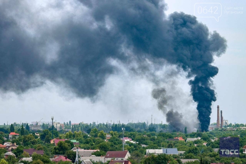 У Луганську після 12 сильних вибухів палає російська воєнна база, - ФОТО, ВІДЕО