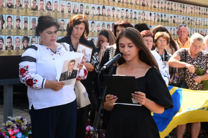 Час не лікує: у Луцьку жінки вийшли на акцію в памʼять про загиблих на війні рідних чоловіків