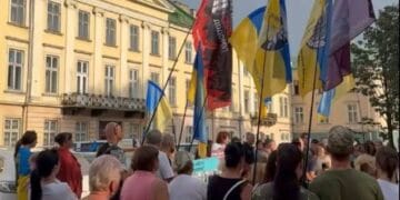 Біля Львівської ОВА громадяни вийшли на мирну акцію на підтримку військовополонених (ВІДЕО)