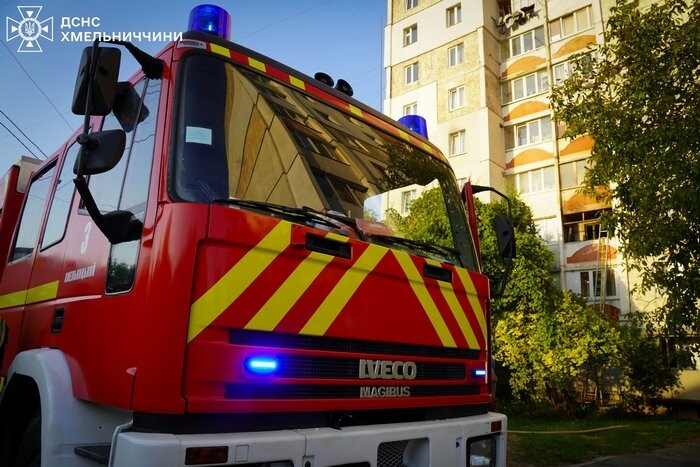 Пожежа в Хмельницькому: рятувальники врятували чоловіка з палаючої квартири