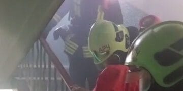 У Львові із задимленої багатоповерхівки врятували шестеро людей (ВІДЕО)