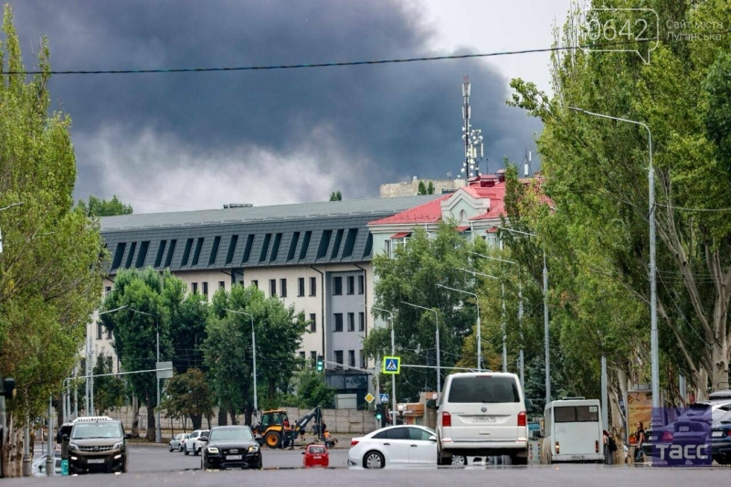 У Луганську після 12 сильних вибухів палає російська воєнна база, - ФОТО, ВІДЕО