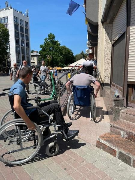 Як Івано-Франківськ з допомогою релокованого з Донеччини закладу стає доступнішим (ФОТО)