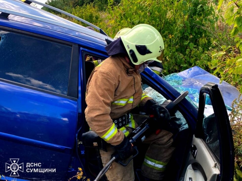 На Сумщині співробітники ДСНС врятували 5 людей із понівечених автівок (ВІДЕО)