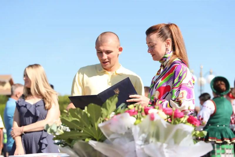 Олімпійці Полтавщини передали естафету паралімпійцям та підписали найбільший прапор області