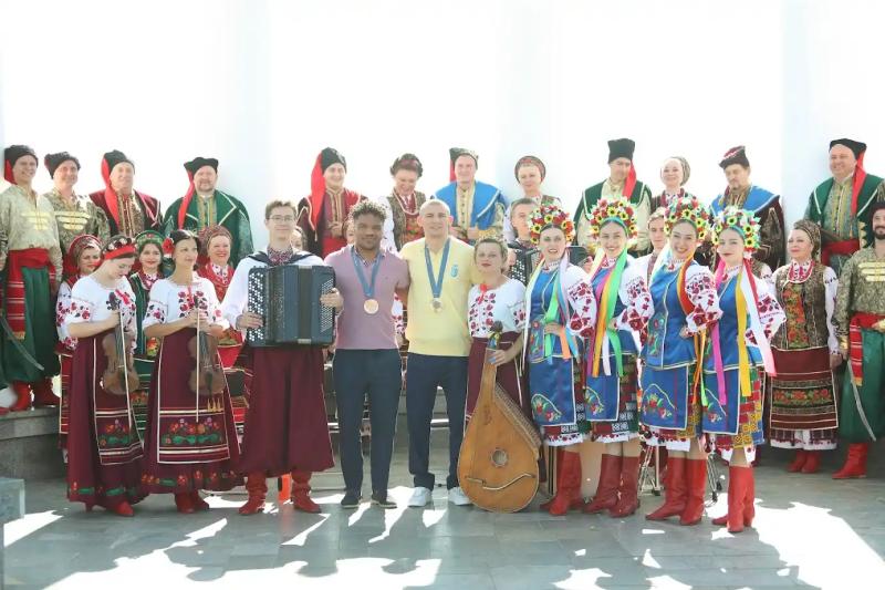 Олімпійці Полтавщини передали естафету паралімпійцям та підписали найбільший прапор області