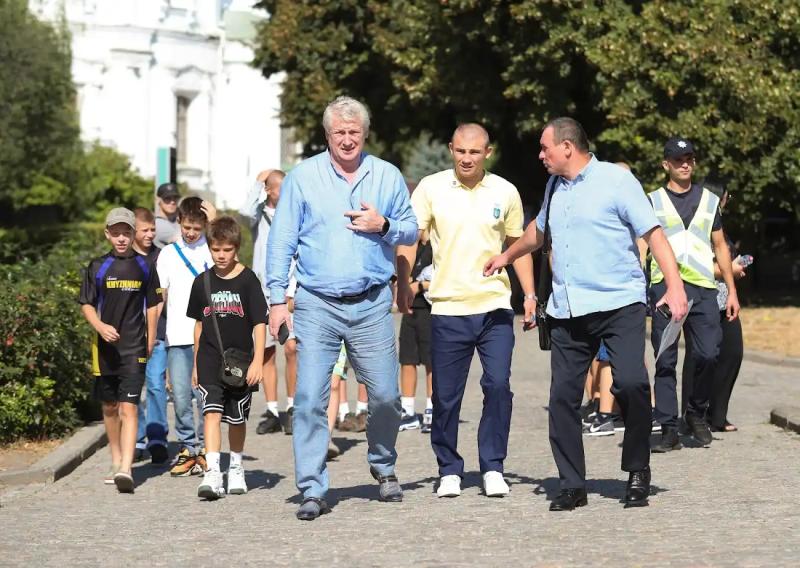 Олімпійці Полтавщини передали естафету паралімпійцям та підписали найбільший прапор області