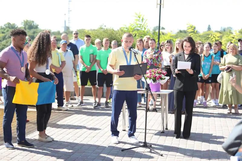 Олімпійці Полтавщини передали естафету паралімпійцям та підписали найбільший прапор області