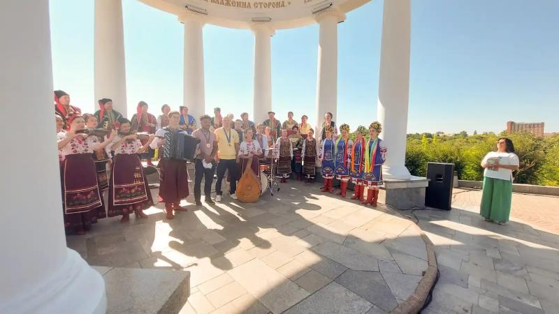 Олімпійці Полтавщини передали естафету паралімпійцям та підписали найбільший прапор області