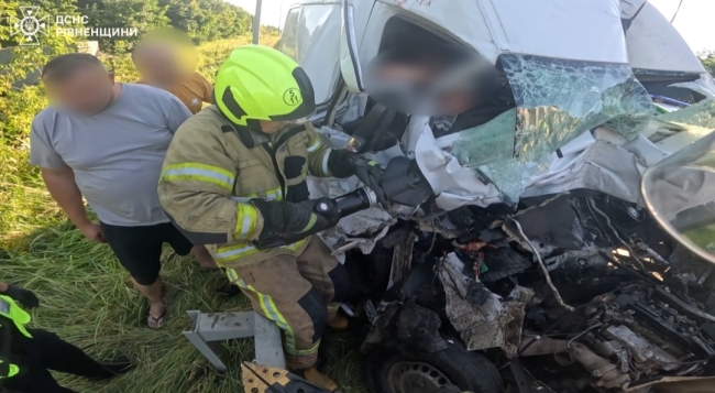 Пасажира витягали з понівеченого авто у Дубенському районі (ФОТО)