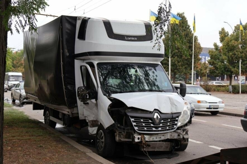 Renault, який вчора потрапив в ДТП у Миколаєві, перевозив 339 кілограмів трупів померлих тварин: поліція розпочала кримінальне провадження