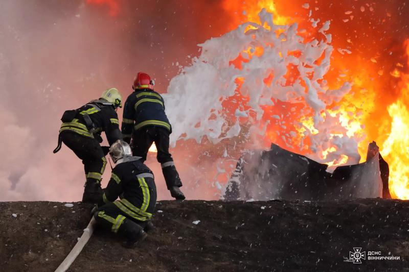 У ДСНС оприлюднили фото пожежі на Вінниччині, яка сталася через атаку «Шахеда»