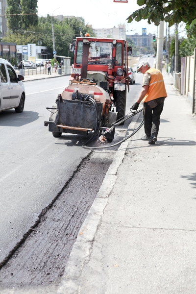 У Вінниці зчищають асфальтові напливи на дорогах