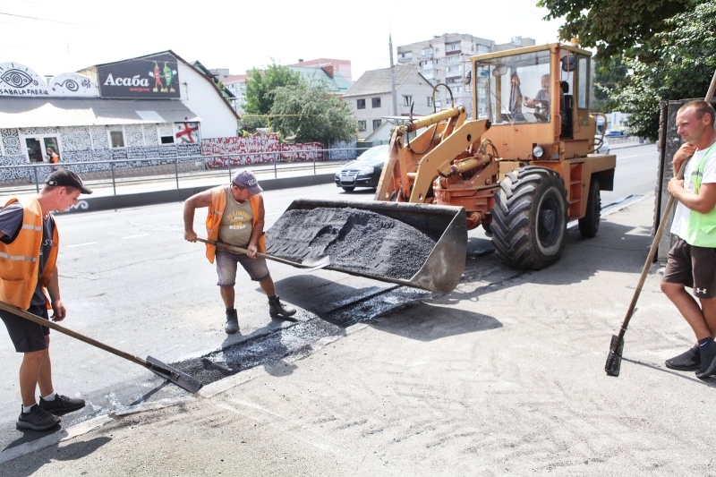 У Вінниці зчищають асфальтові напливи на дорогах