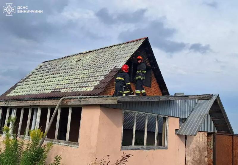 У Вінницькій області згоріли дах недобудованого будинку та господарча будівля